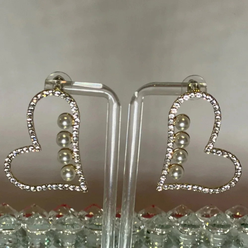 Hearted pearls earrings